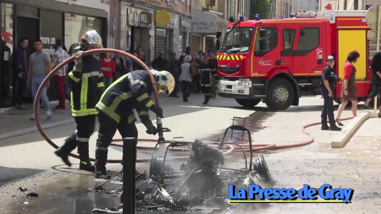 Une voiture en feu dans la rue Vanoise