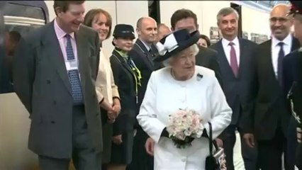Voyage en Eurostar pour Elizabeth II, accueillie comme une star à Paris