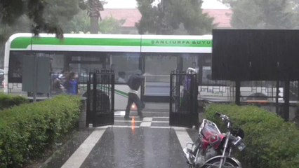 Şanlıurfada yaz günü dolu yağışı