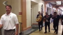 Ils louent des Mariachis pour suivre leur directeur