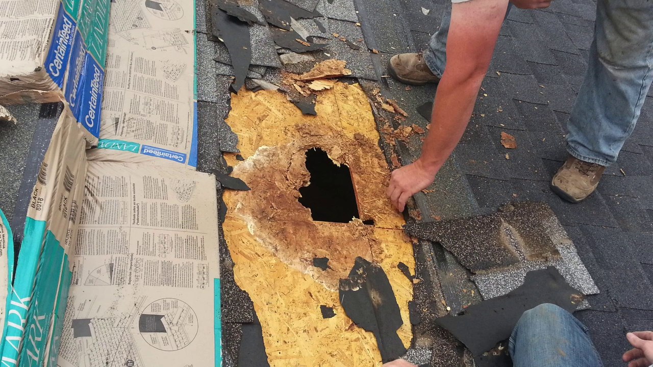 Slide Show of WSC Specialty Contractors Fixing a Hole in the Roof of a 21 Year old home.