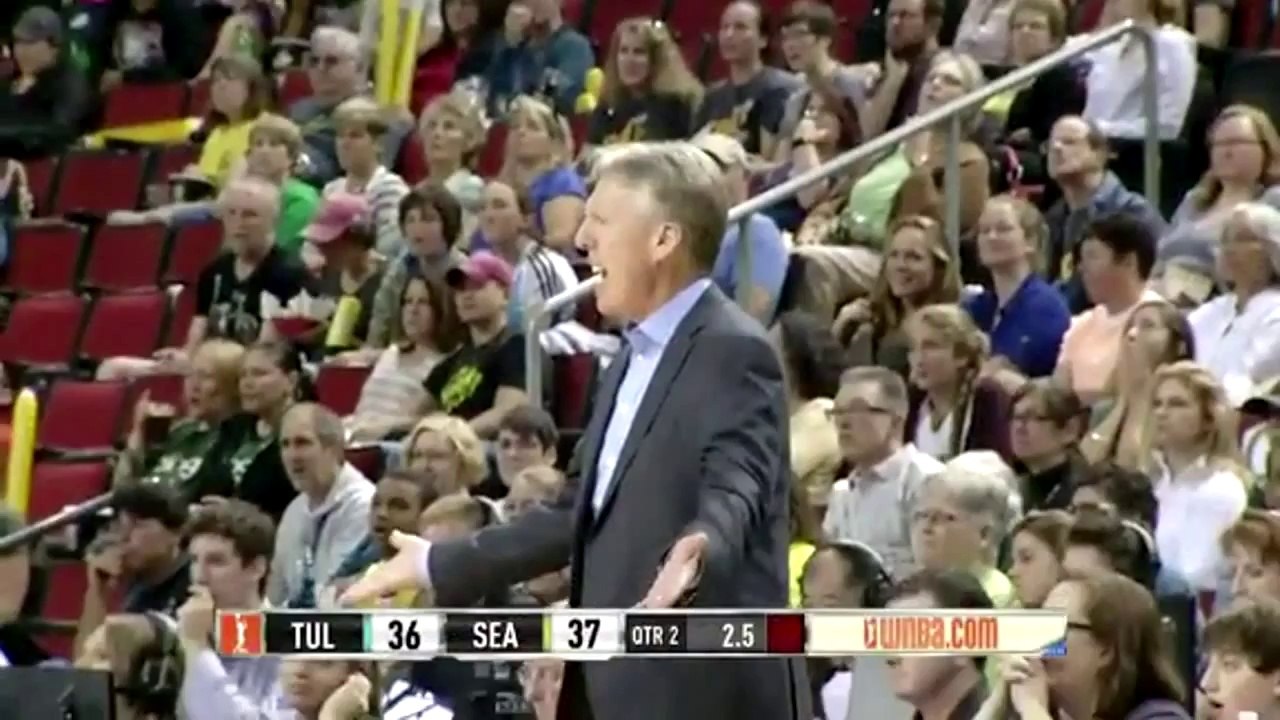 Gros Choc entre 2 basketteuses : Skylar Diggins VSCrystal Langhorne Screen