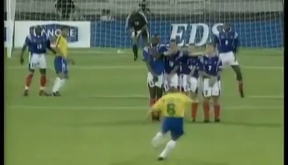 Este si era un auténtico misil. Roberto Carlos ejecutando un tiro libre.