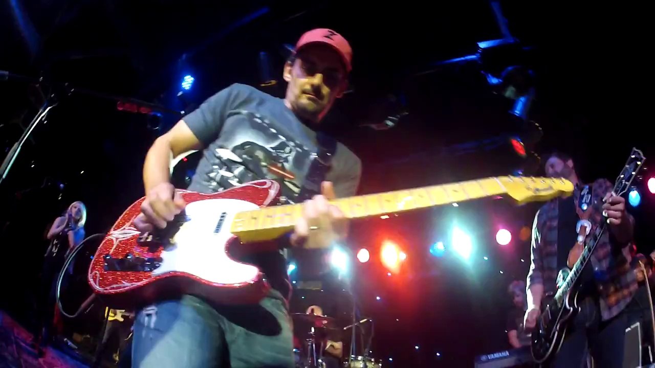 Brad Paisley prend la GoPro d'un spectateur et joue de la guitare avec