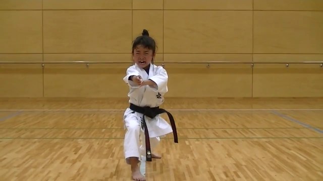 A 7 ans, elle est déjà ceinture noire de karaté (HD720p)