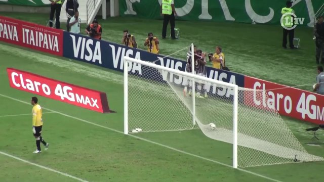 Torcida do Fluminense pede a permanência de Sobis