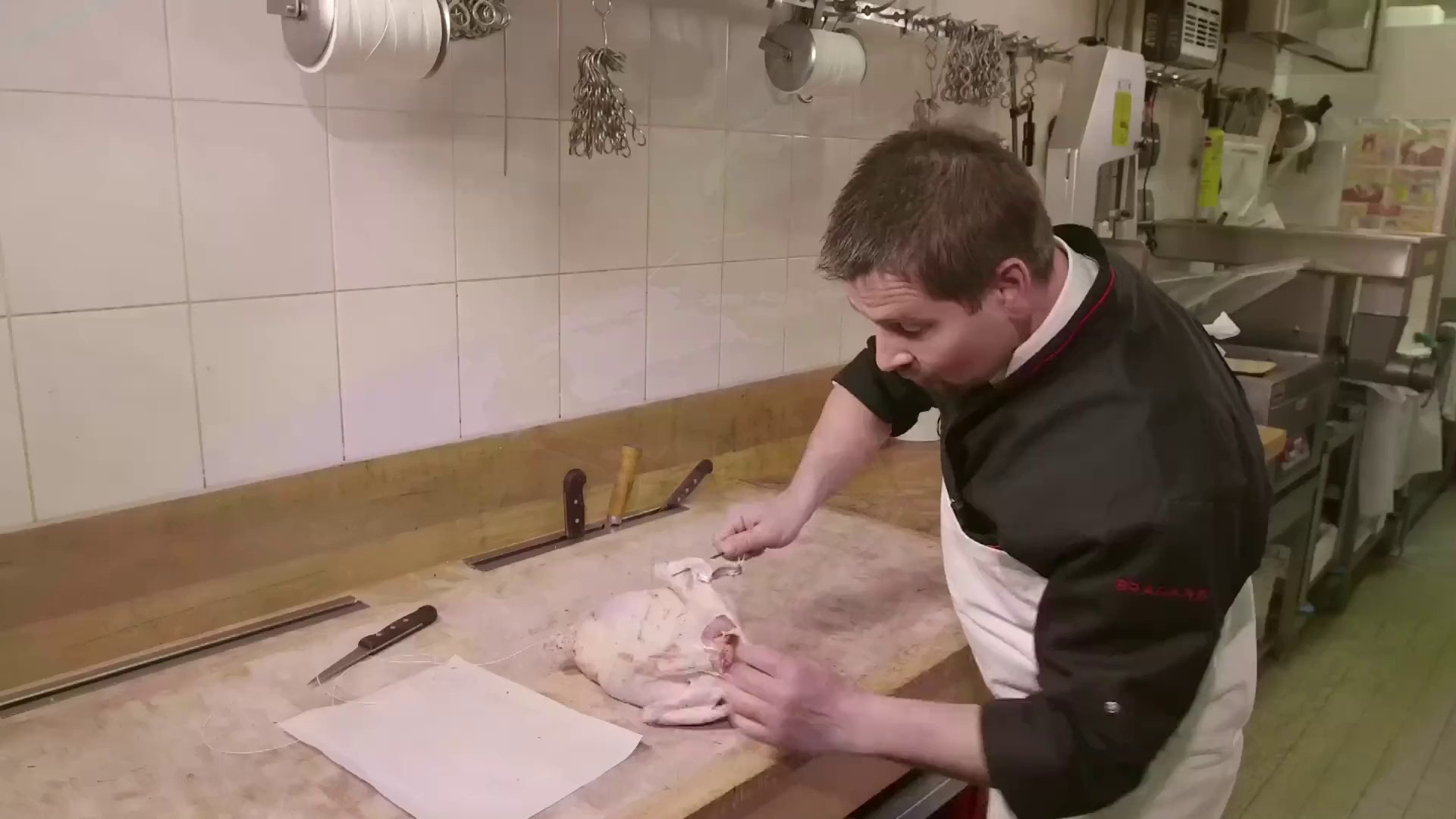 Cuisine : Brider une volaille avec une aiguille - Vidéo Dailymotion