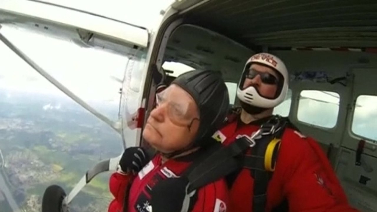 89 year old D-Day veteran parachutes into Normandy