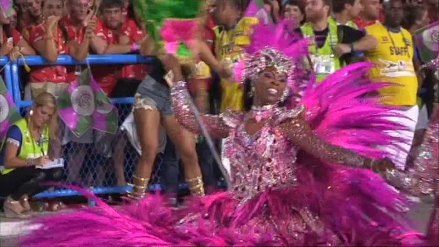 Cathy Guetta : 'Jamais je n'aurais pensé défiler le jour du Carnaval de Rio' - [EXTRAIT]