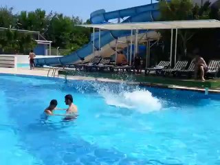 GENÇLERİN HAVUZ KEYFİ