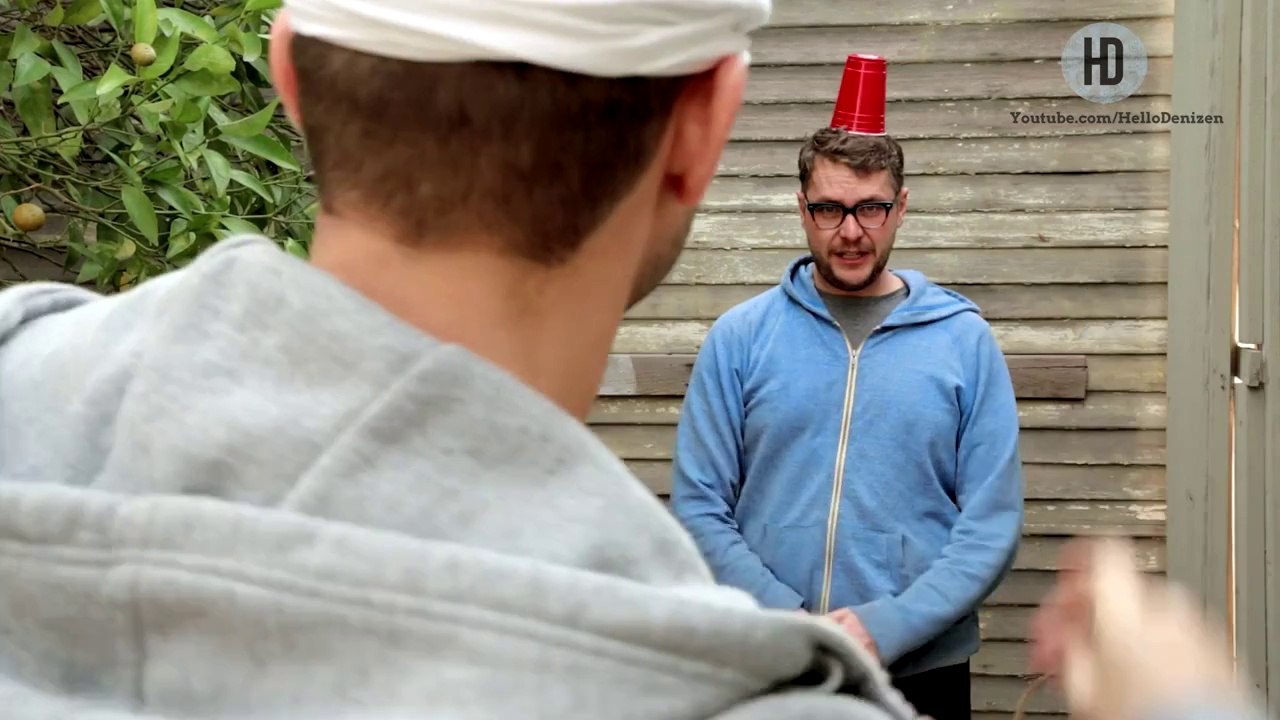 Trick shot de fou avec des capsules de bouteille de bière!