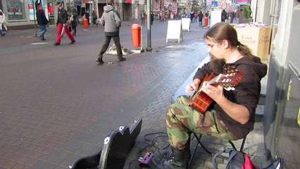 Download Video: Guitariste de rue très talentueux! Magique...