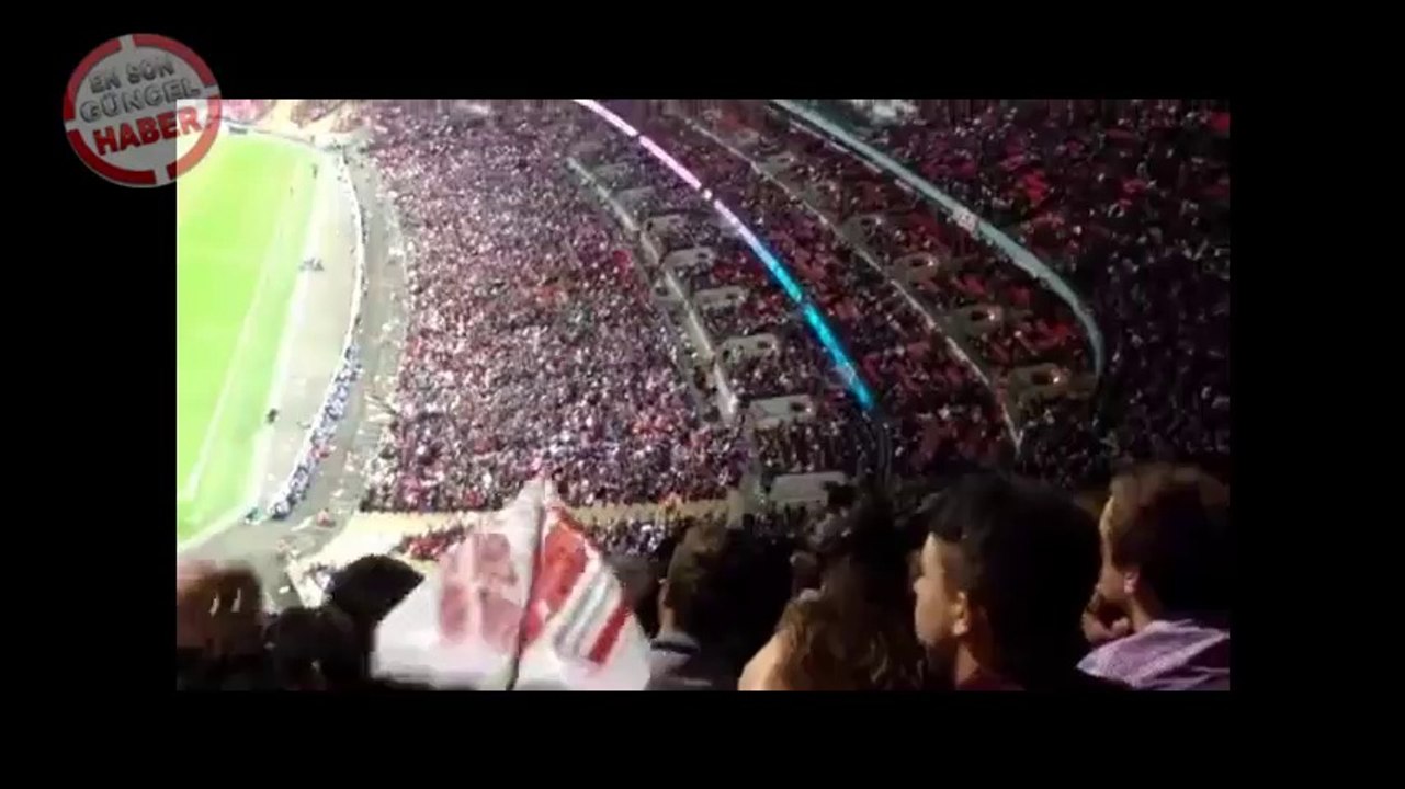 Tribünden Yolladığı Kağıt Uçak Futbolcuya İsabet Etti