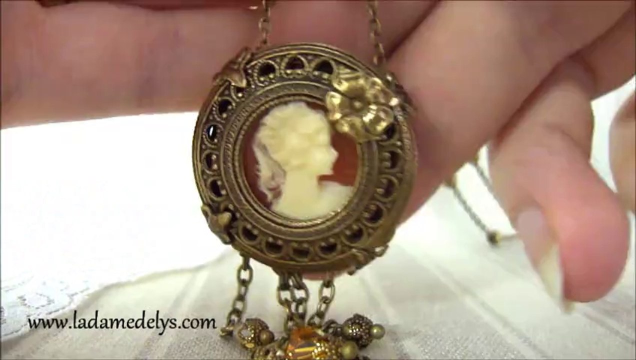 sautoir baroque en bronze avec camée orange La Dame de Lys