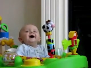 母親の鼻をかむ音にビビりまくる赤さん