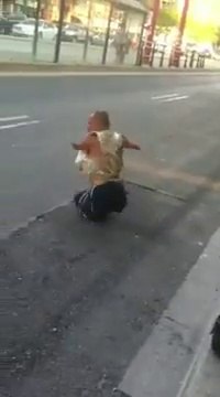 Un homme sans bras ni jambes se bagarre dans la rue