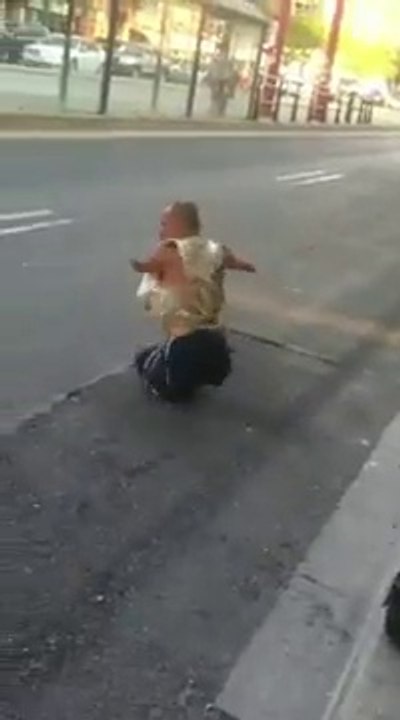 Un homme sans bras ni jambes se bagarre dans la rue