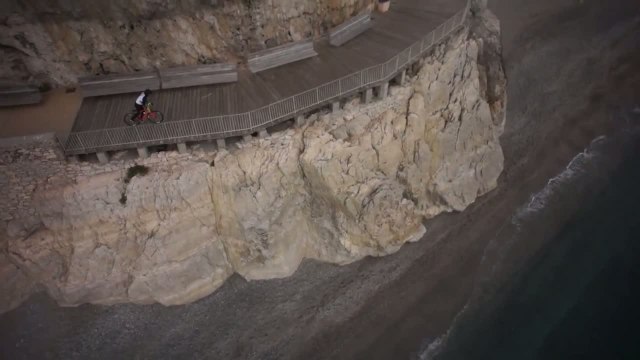 Vittorio Brumotti fait du trial extrême avec un vélo de route