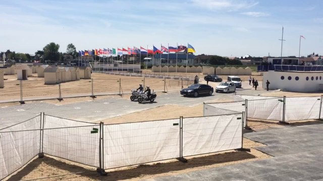 Arrivée de François Hollande, suivi des Chefs d'Etat et de Gouvernement, à Ouistreham. 6 juin 2014.