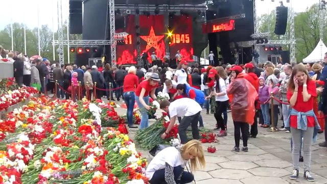 через горы реки 9 мая 2014 у памятника Победе в Риге