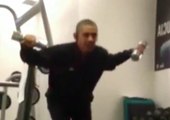 Barack Obama filmé en pleine séance de musculation - ZAPPING ACTU DU 06/06/2014