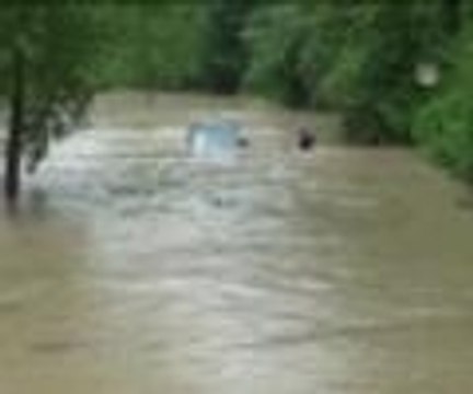 Selde araçlarının içinde mahsur kaldılar