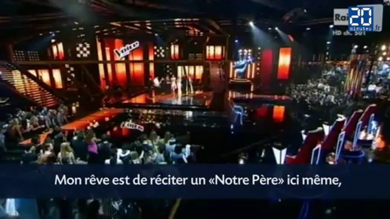 Soeur Cristina fait réciter un Notre Père au public