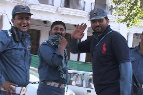 Dunya News-Lahore traffic wardens seek refuge under shadows and heat intensifies