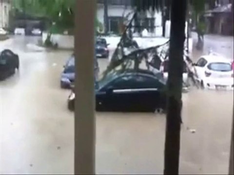 Geyve Karaçay deresi taştı-selin Cumhuriyet meydanına gelişi