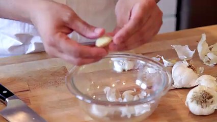How to peel garlic, five must-see food hacks