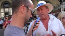 Feria : Distribution des chapeaux devant les Arènes de Nîmes