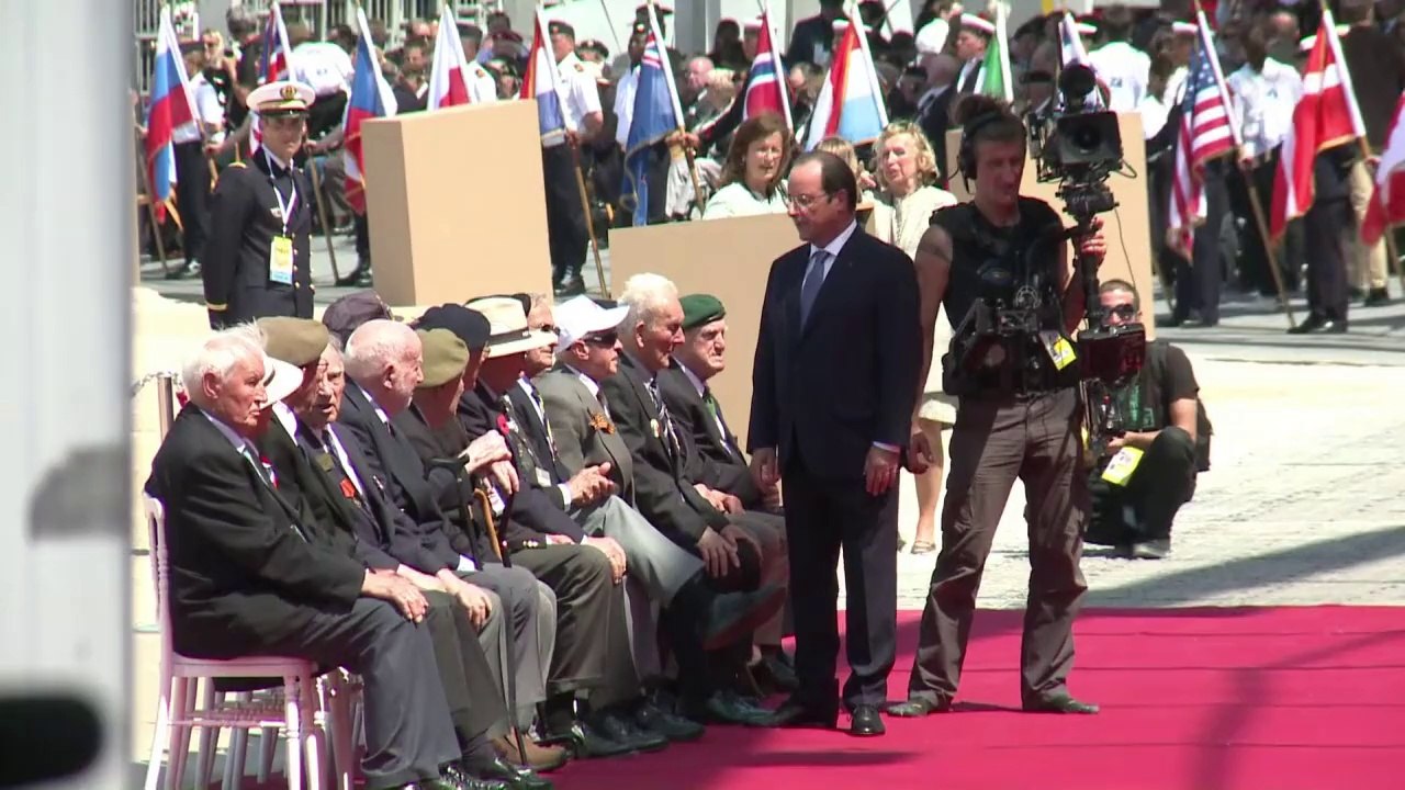 Hollande greets heads of state for D-Day commemoration