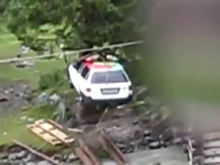 Traverser une rivière en voiture ptdrr ! a voir