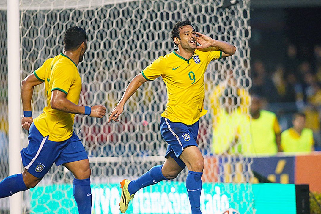 Após coro por Luis Fabiano, Fred marca, provoca e sai ovacionado