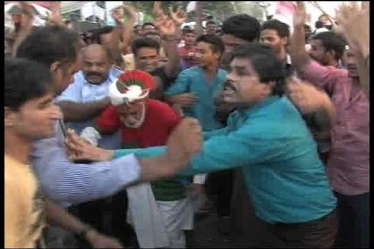 Dunya news-Workers celebration after Altaf Hussain released on bail