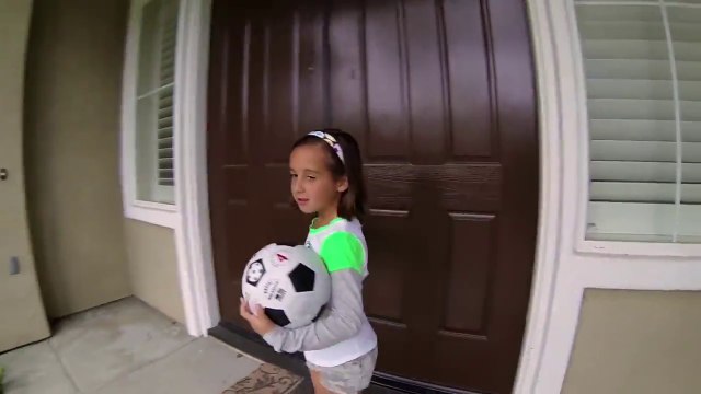 Des petites filles jouent au foot de rue!
