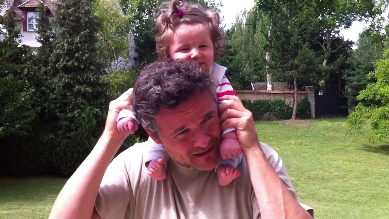 Sur les épaules de papa