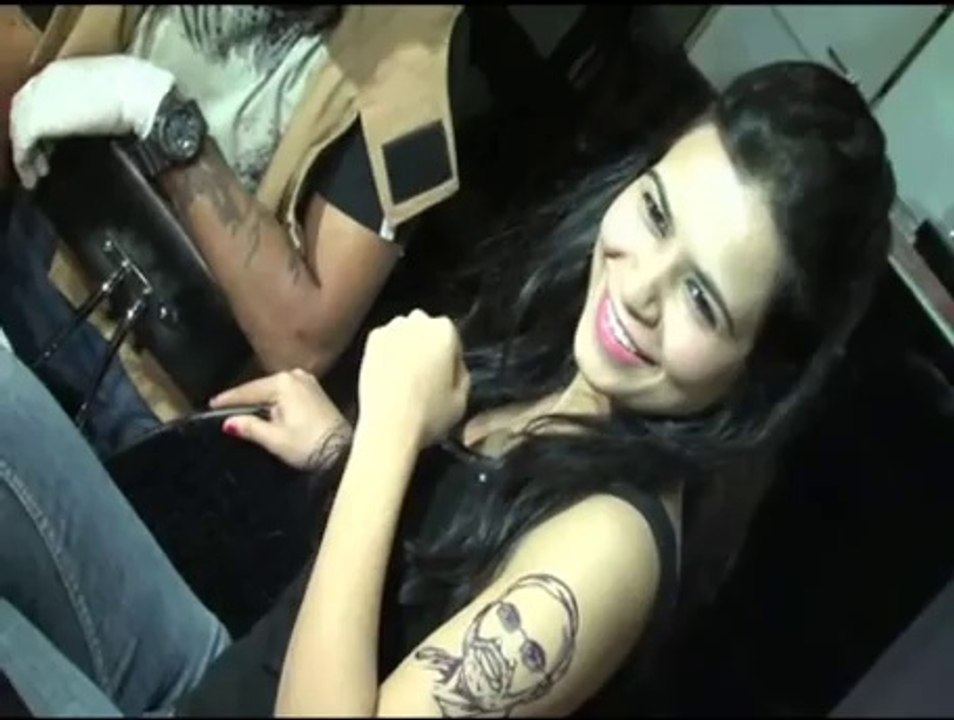 Roadies winner makes a Narendra Modi tattoo - IANS India Videos