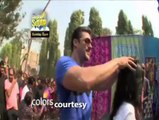 Mission Sapne : Salman turns barber - IANS India Videos