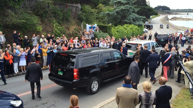 John Kerry a décidé de repartir à pied suivi des habitants