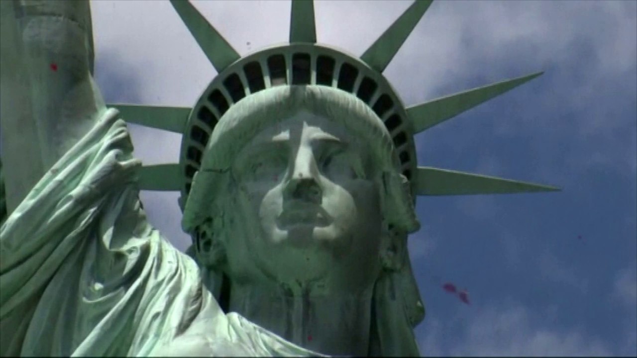 D-Day : un million de pétales de roses lâchés sur la statue de la Liberté