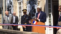 John Kerry fait un discours depuis la mairie de Saint-Briac