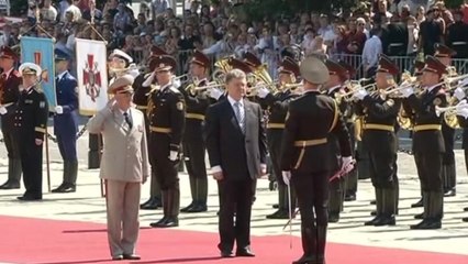 New Ukrainian president inspects honor guard