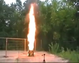 Yüzlerce masa tenisi topunu aynı anda yakmak.