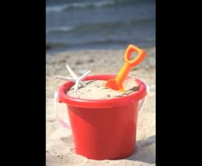 Prends ta pelle et ton seau et va jouer