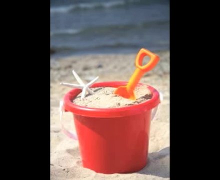 Prends ta pelle et ton seau et va jouer