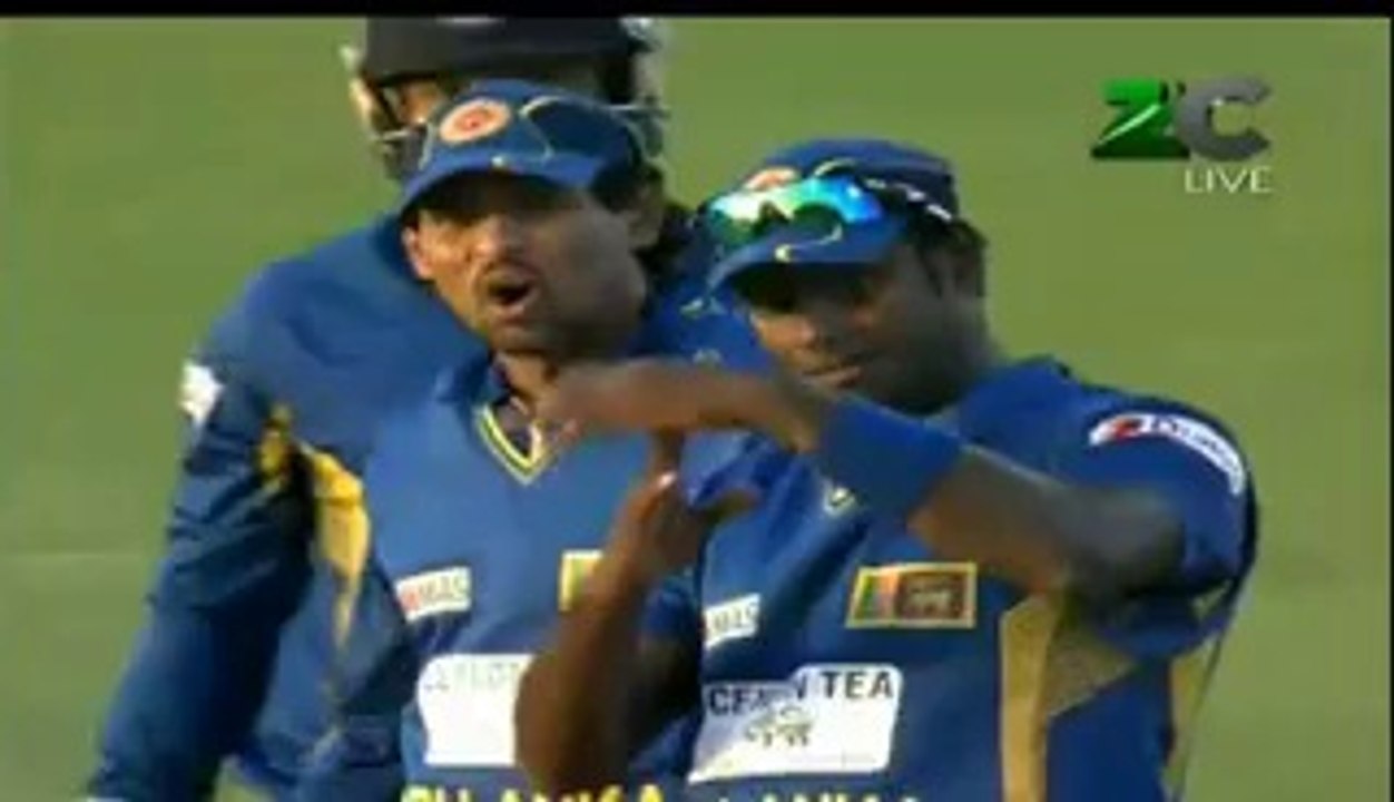 Dilshan is Making Fun of Umpire - http://mnmfunmaza.blogspot.com