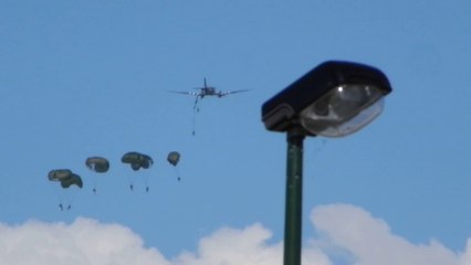 D-DAY Nomandie : saut de parachutistes au dessus de la maison