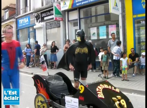 Courses de voitures à pédales dans les rues de Romilly