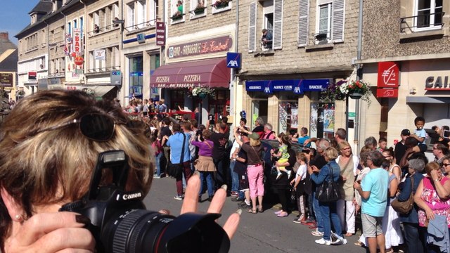 180 véhicules militaires paradent